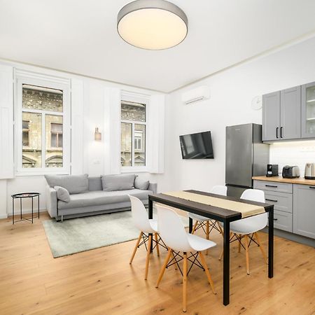 Appartamento Modern Penthouse In A Century Old Building Budapest Esterno foto